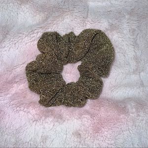 gold scrunchie 💛